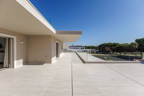 Moradia com piscina e vista para o golfe, num complexo prestigiado e seguro