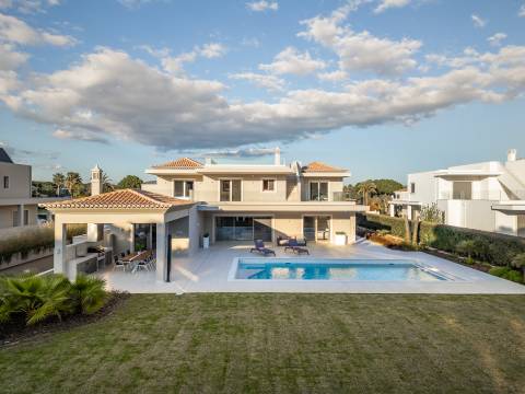 Moradia com piscina e vista para o golfe, num complexo prestigiado e seguro