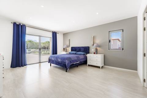 Moradia com piscina e vista para o golfe, num complexo prestigiado e seguro