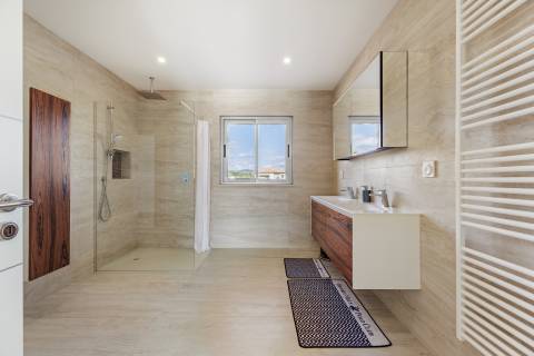 Moradia com piscina e vista para o golfe, num complexo prestigiado e seguro