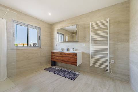 Moradia com piscina e vista para o golfe, num complexo prestigiado e seguro