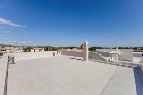 Moradia com piscina e vista para o golfe, num complexo prestigiado e seguro