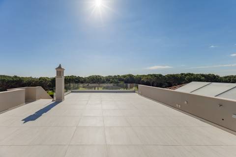 Moradia com piscina e vista para o golfe, num complexo prestigiado e seguro