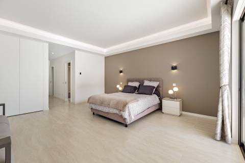 Moradia com piscina e vista para o golfe, num complexo prestigiado e seguro