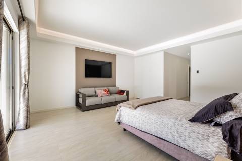Moradia com piscina e vista para o golfe, num complexo prestigiado e seguro