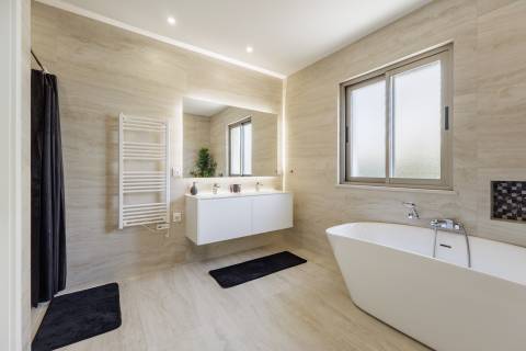 Moradia com piscina e vista para o golfe, num complexo prestigiado e seguro
