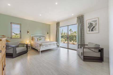 Moradia com piscina e vista para o golfe, num complexo prestigiado e seguro