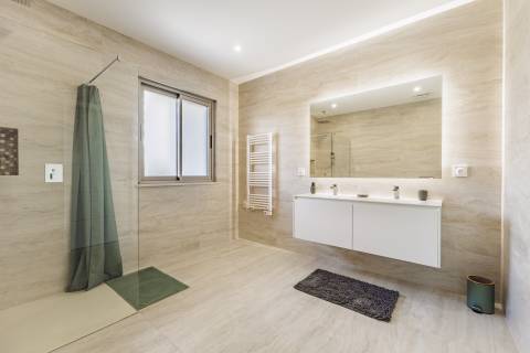 Moradia com piscina e vista para o golfe, num complexo prestigiado e seguro