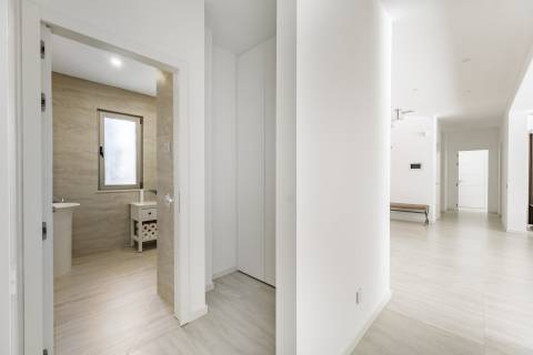 Moradia com piscina e vista para o golfe, num complexo prestigiado e seguro