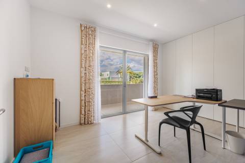 Moradia com piscina e vista para o golfe, num complexo prestigiado e seguro