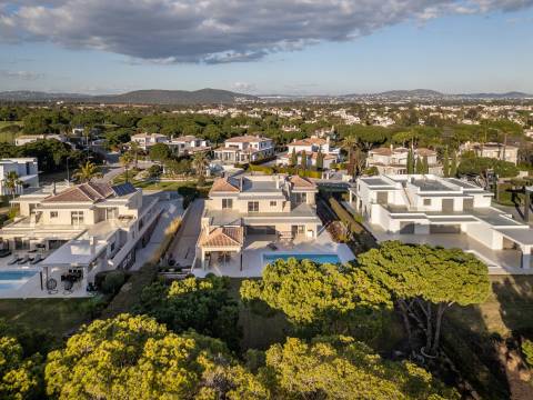 Moradia com piscina e vista para o golfe, num complexo prestigiado e seguro