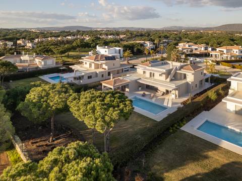 Moradia com piscina e vista para o golfe, num complexo prestigiado e seguro