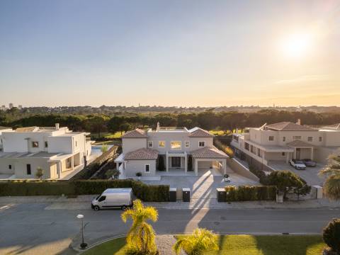 Moradia com piscina e vista para o golfe, num complexo prestigiado e seguro