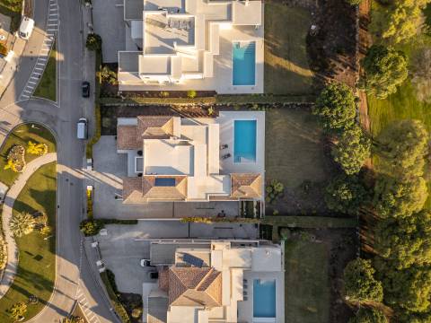 Moradia com piscina e vista para o golfe, num complexo prestigiado e seguro