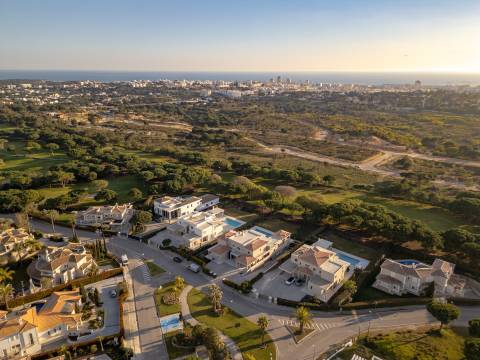 Moradia com piscina e vista para o golfe, num complexo prestigiado e seguro