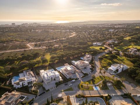 Moradia com piscina e vista para o golfe, num complexo prestigiado e seguro