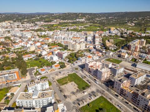 Terreno urbano para a construção de 23 apartamentos + espaço comercial