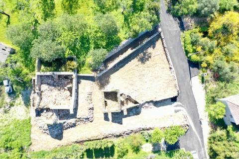 Terreno virado a sul com ruína, situado numa zona tranquila