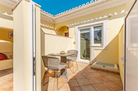 Moradia geminada V2 + 2 em Vilamoura, em condomínio com piscina