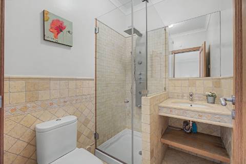 Moradia geminada V2 + 2 em Vilamoura, em condomínio com piscina