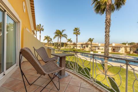 Moradia geminada V2 + 2 em Vilamoura, em condomínio com piscina
