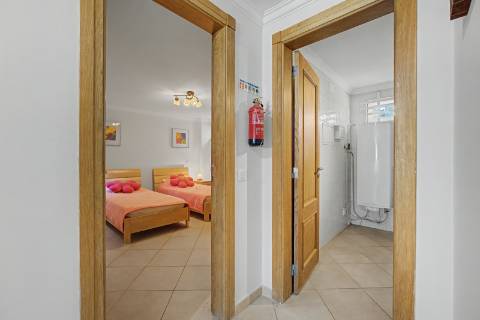 Moradia geminada V2 + 2 em Vilamoura, em condomínio com piscina
