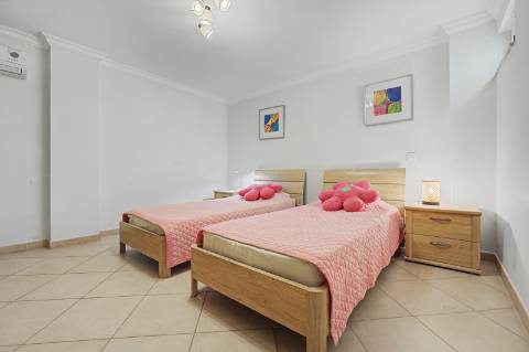 Moradia geminada V2 + 2 em Vilamoura, em condomínio com piscina