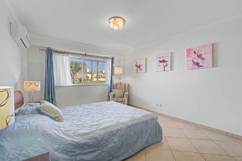 Moradia geminada V2 + 2 em Vilamoura, em condomínio com piscina