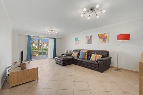 Moradia geminada V2 + 2 em Vilamoura, em condomínio com piscina
