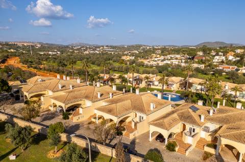 Moradia geminada V2 + 2 em Vilamoura, em condomínio com piscina