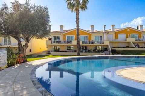 Moradia geminada V2 + 2 em Vilamoura, em condomínio com piscina