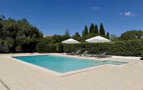 Moradia com 3 quartos, em residência exclusiva, com piscina e jardim, em Vale Judeu