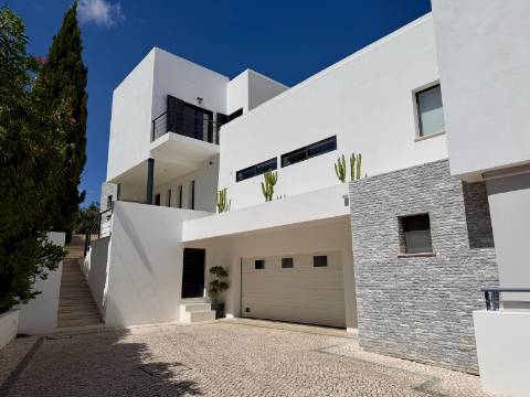 Moradia com 3 quartos, em residência exclusiva, com piscina e jardim, em Vale Judeu