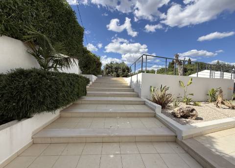 Moradia com 3 quartos, em residência exclusiva, com piscina e jardim, em Vale Judeu