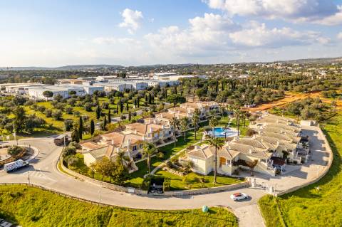 Moradia geminada V2+2, em condomínio com piscina, em Vilamoura.
