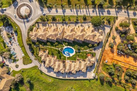 Moradia geminada V2+2, em condomínio com piscina, em Vilamoura.
