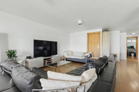Moradia geminada V2+2, em condomínio com piscina, em Vilamoura.