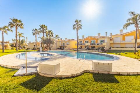 Moradia geminada V2+2, em condomínio com piscina, em Vilamoura.
