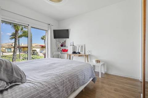 Moradia geminada V2+2, em condomínio com piscina, em Vilamoura.