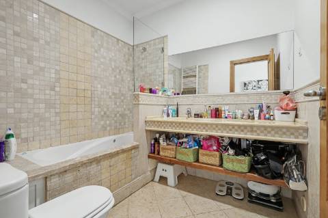 Moradia geminada V2+2, em condomínio com piscina, em Vilamoura.