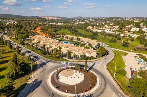 Moradia geminada V2+2, em condomínio com piscina, em Vilamoura.