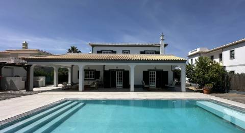 Elegante Moradia V5 com Piscina, Jacuzzi e Amplas Áreas de Lazer