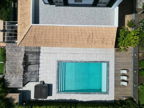 Elegante Moradia V5 com Piscina, Jacuzzi e Amplas Áreas de Lazer