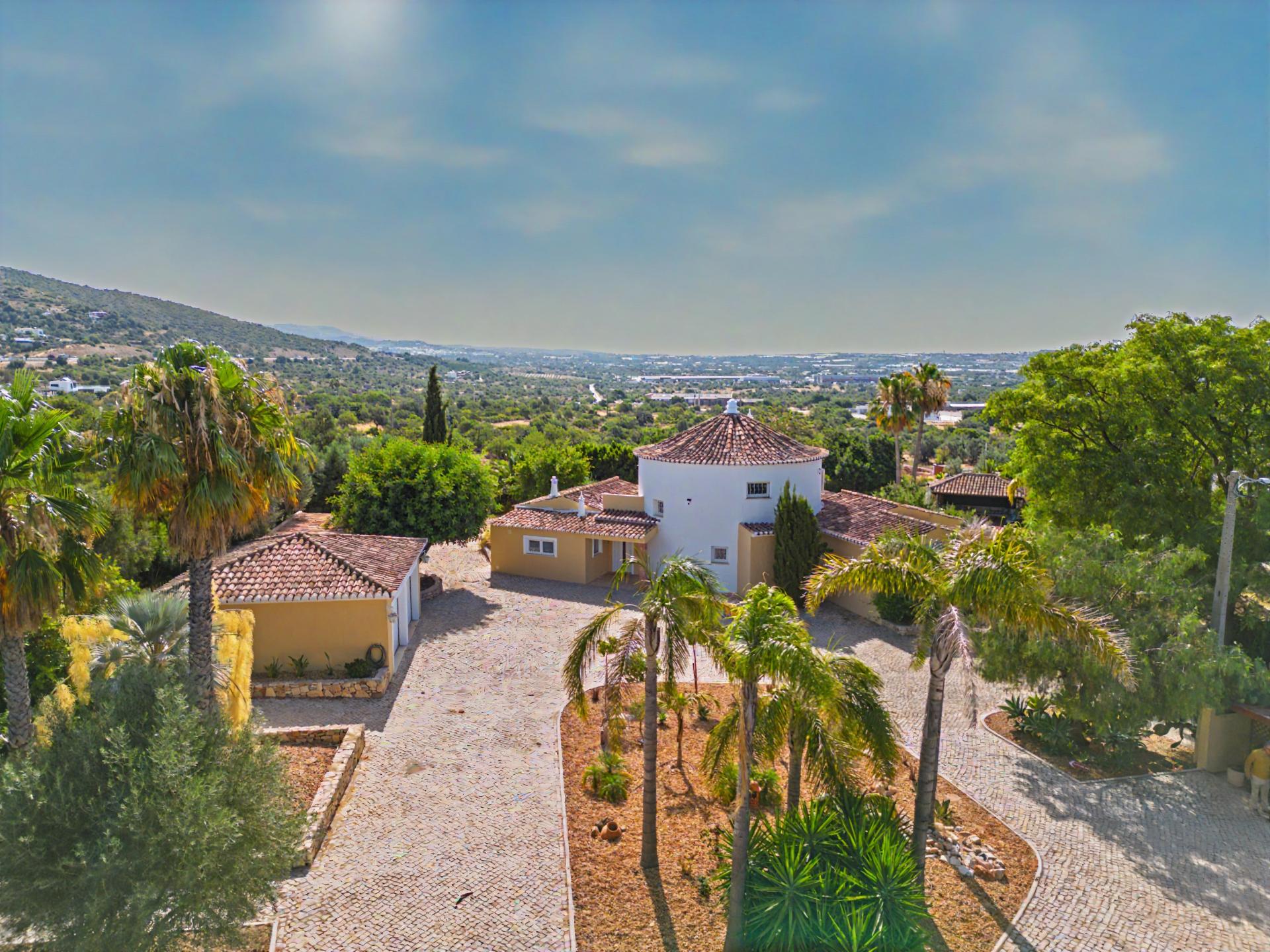 Moradia T4 com vista mar, Santa Bárbara de Nexe - Autonomia, luxo e serenidade