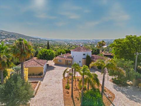 Moradia T4 com vista mar, Santa Bárbara de Nexe - Autonomia, luxo e serenidade