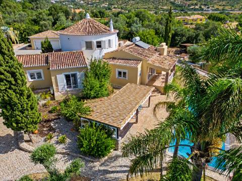 Moradia T4 com vista mar, Santa Bárbara de Nexe - Autonomia, luxo e serenidade