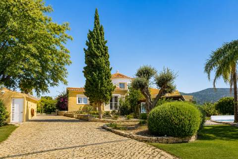 Moradia T4 com vista mar, Santa Bárbara de Nexe - Autonomia, luxo e serenidade