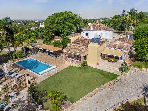 Moradia T4 com vista mar, Santa Bárbara de Nexe - Autonomia, luxo e serenidade