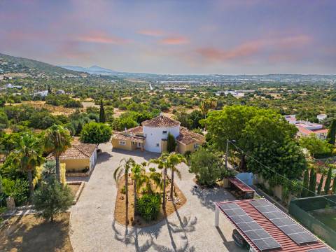 Moradia T4 com vista mar, Santa Bárbara de Nexe - Autonomia, luxo e serenidade