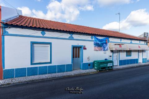 Moradia T2 (potencial a aumentar ) e inclui - espaço comercial